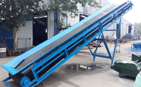 皮帶輸送機皮帶跑偏的問題怎么處理